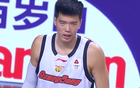 突发！广东队2米11中锋，意外受到重伤，被队友搀扶下场 令人担忧