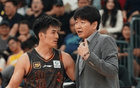 山东男篮险胜江苏邱彪再次恶心球迷：两嫡系球员光腚推磨转圈丢人