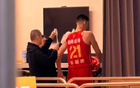 鲁吐布拉真脏！抢球硬掰胡金秋手臂致受伤，赛后绑冰袋期待无碍！