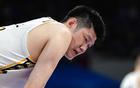 CBA再现暴力伤人！胡金秋惨遭卸胳膊，球迷：要毁了中国篮球吗