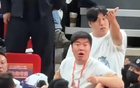 山东外援克里斯比赛间歇中文辱骂上海球迷：xx 引发场边强烈不满